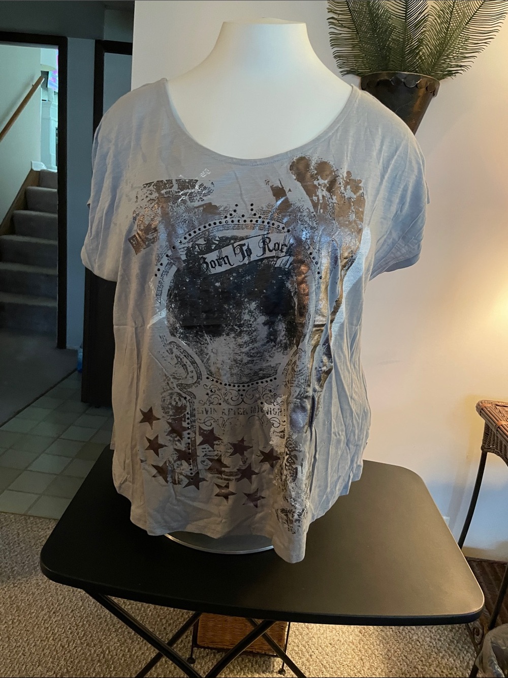 Rock & Republic Light Gray Short Sleeve Scoop Neck Graphic Tee